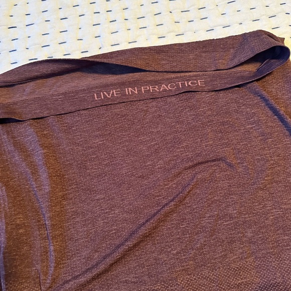 Men’s Large Lululemon Maroon Metal Tech Midweight Half Zip. - Picture 5 of 5